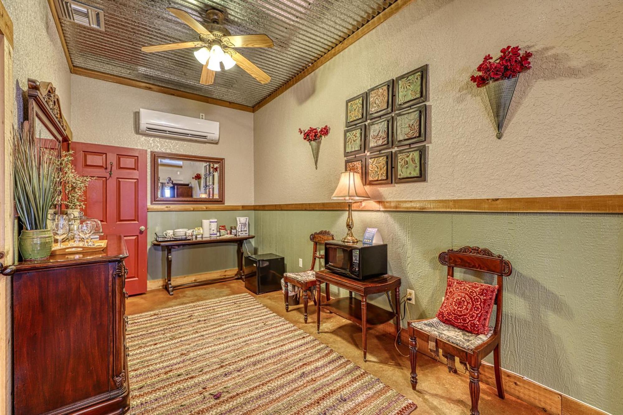 Historic Rocky Hill Apartment Fredericksburg Room photo